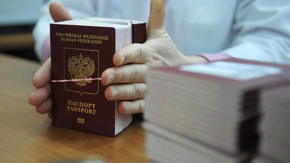 В России возобновили выпуск биометрических загранпаспортов