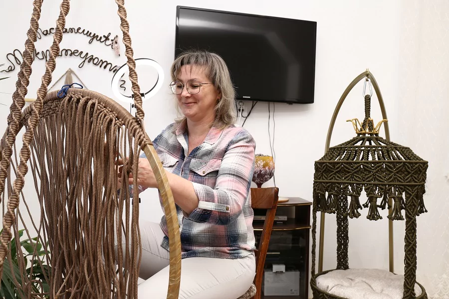 Валентина Свиридова зарабатывает деньги, создавая подвесную мебель в технике узелкового плетения