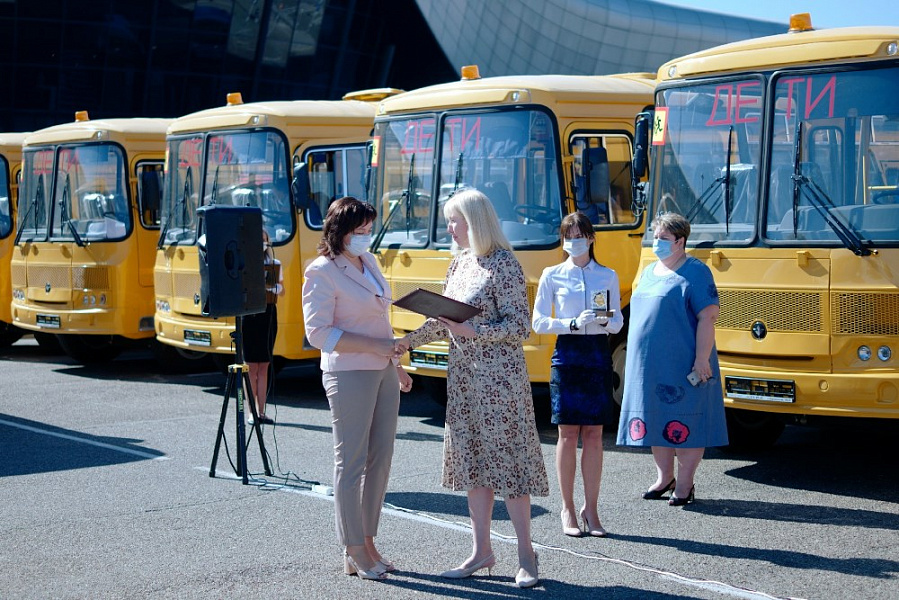 Школы Кубани в преддверии Дня знаний получили 74 автобуса