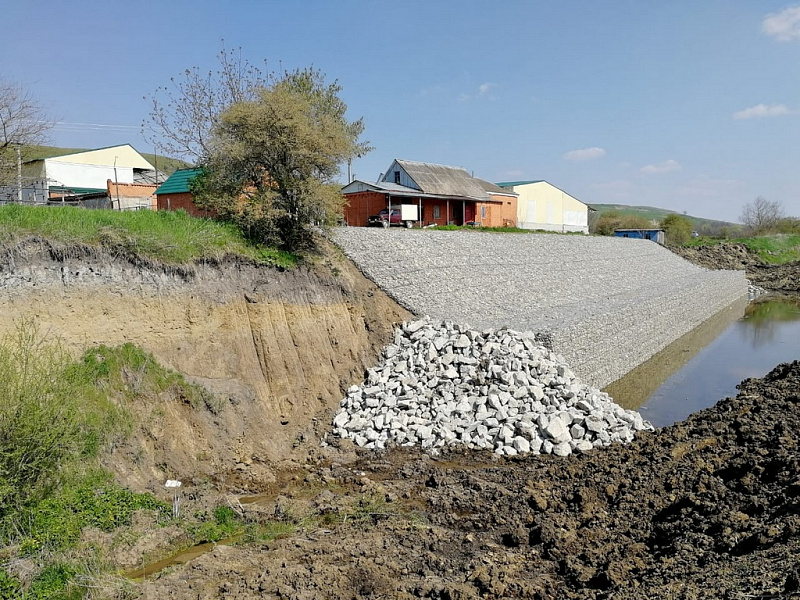 В Краснодарском крае продолжаются работы по берегоукреплению рек
