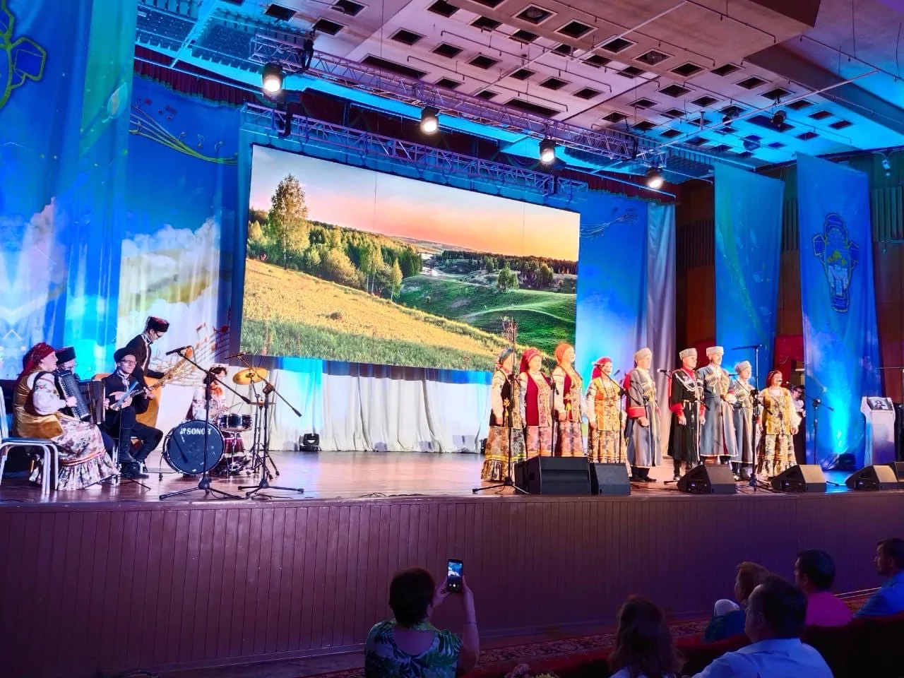 Народный хор «Казачий край» принял участие в концерте лауреатов XVIII Кубанского фестиваля православной авторской песни «Величай, душе моя».