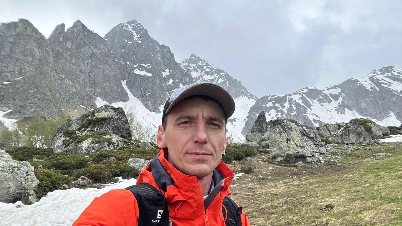 Дмитрий Щекинов в одиночку поднялся к высокогорным озерам Архыза