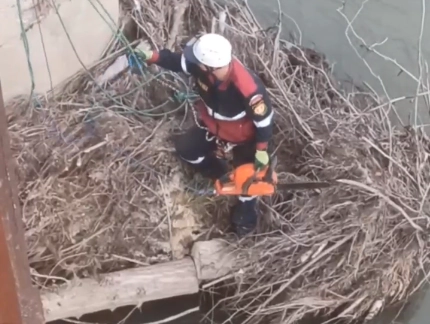 Армавирские спасатели расчистили от деревьев, затонувших в воде, опоры моста через Уруп