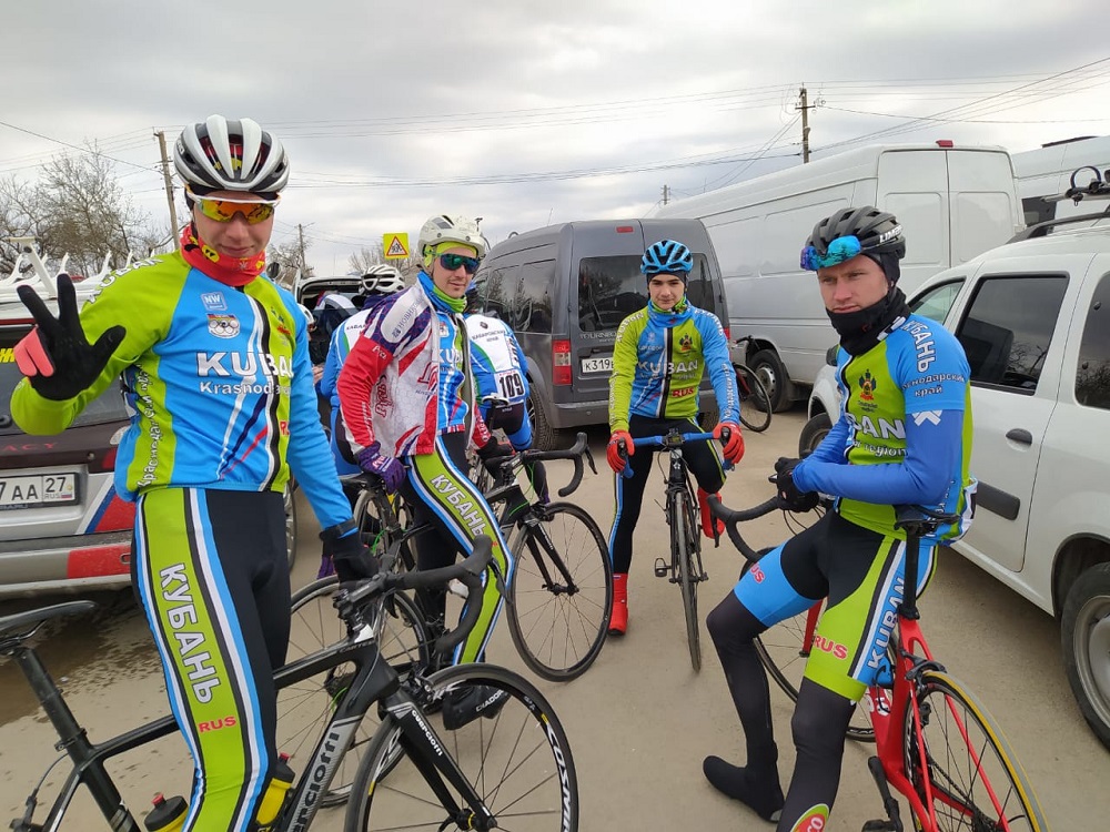 Юниоры отделения велоспорта преодолевают за одну тренировку до 140 километров