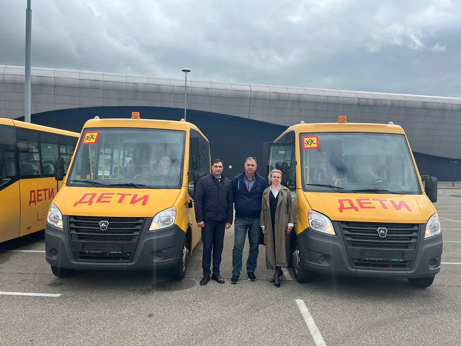 Две армавирские школы получили новые автобусы