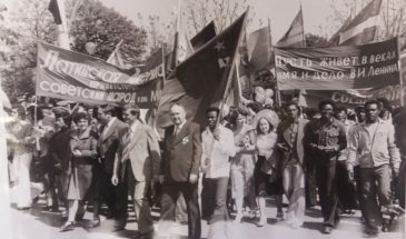 Как к празднику Весны и Труда в советском Армавире украшали колонны демонстрантов