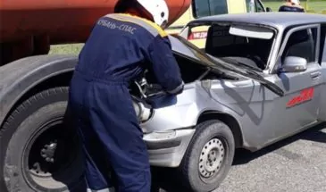 Армавирские спасатели вытащили мужчину из зажатого «Камазом» автомобиля