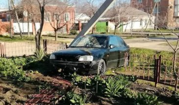 В Армавире водитель чёрного «Hyundai» снёс забор и сбежал
