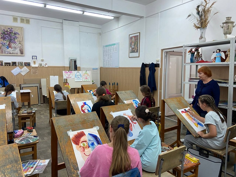 Около полувека супруги Казаковы преподают живопись и учат детей смешивать цвета