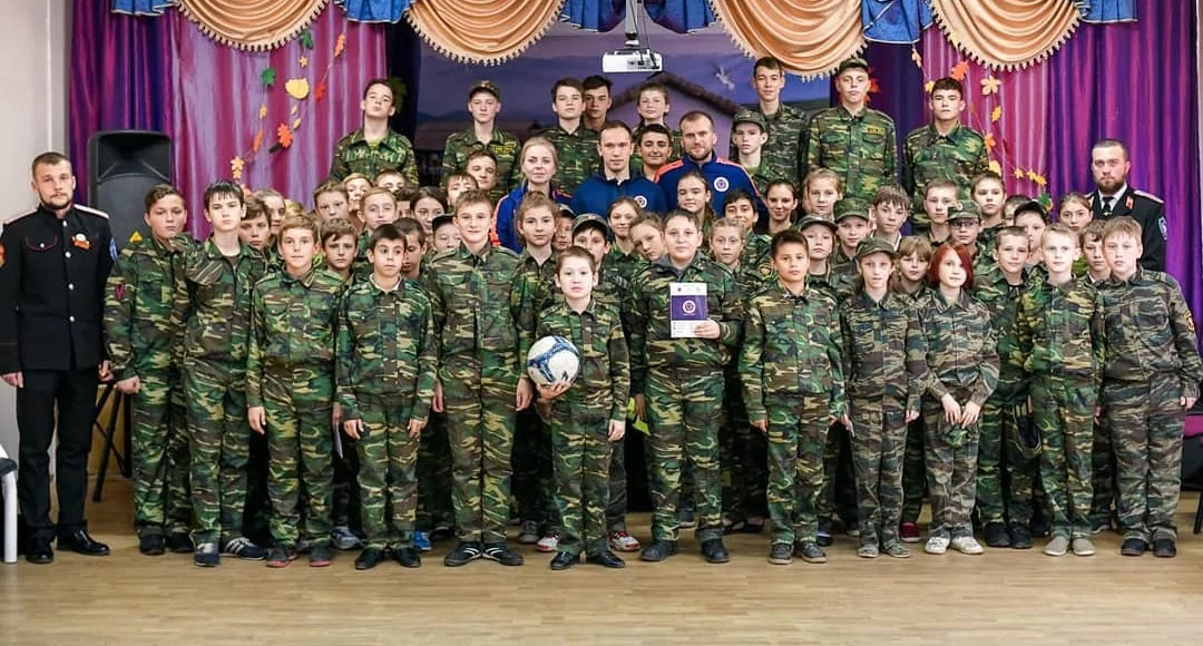 Игроки ФК «Армавир» встретились с воспитанниками школы-интерната