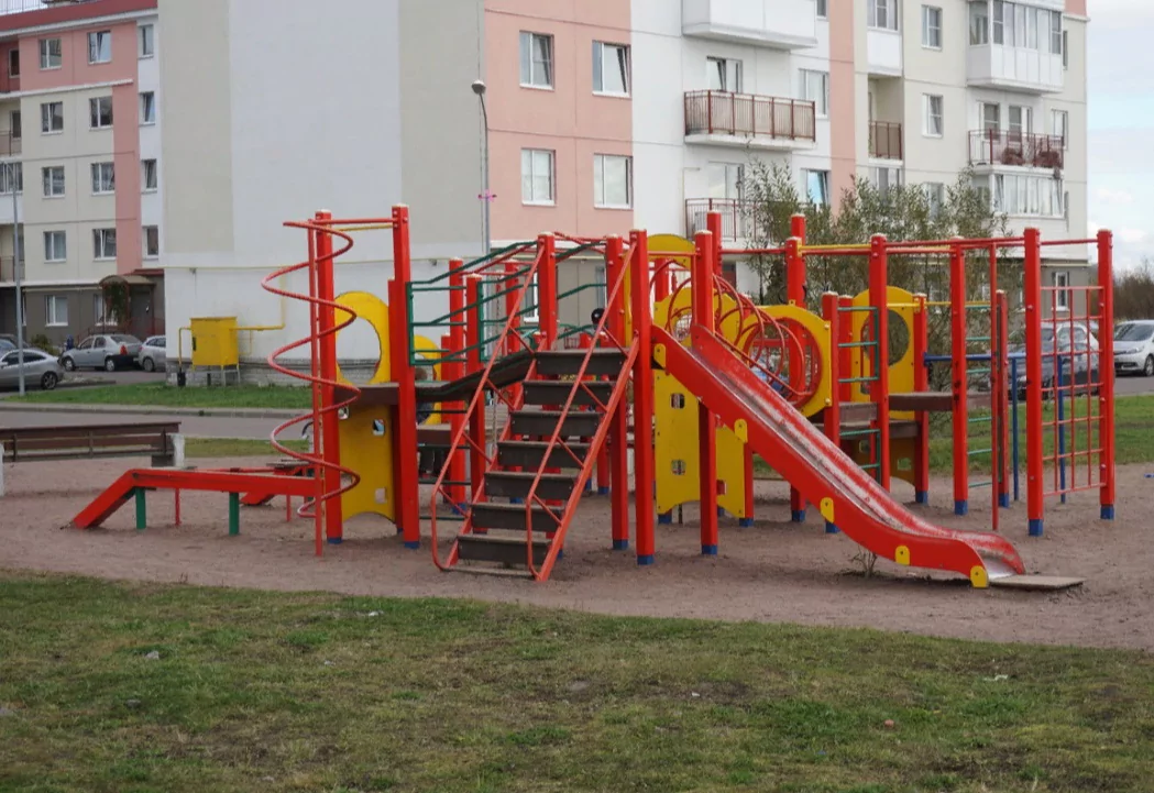 В парке Победы уже смонтировали новую площадку для детей