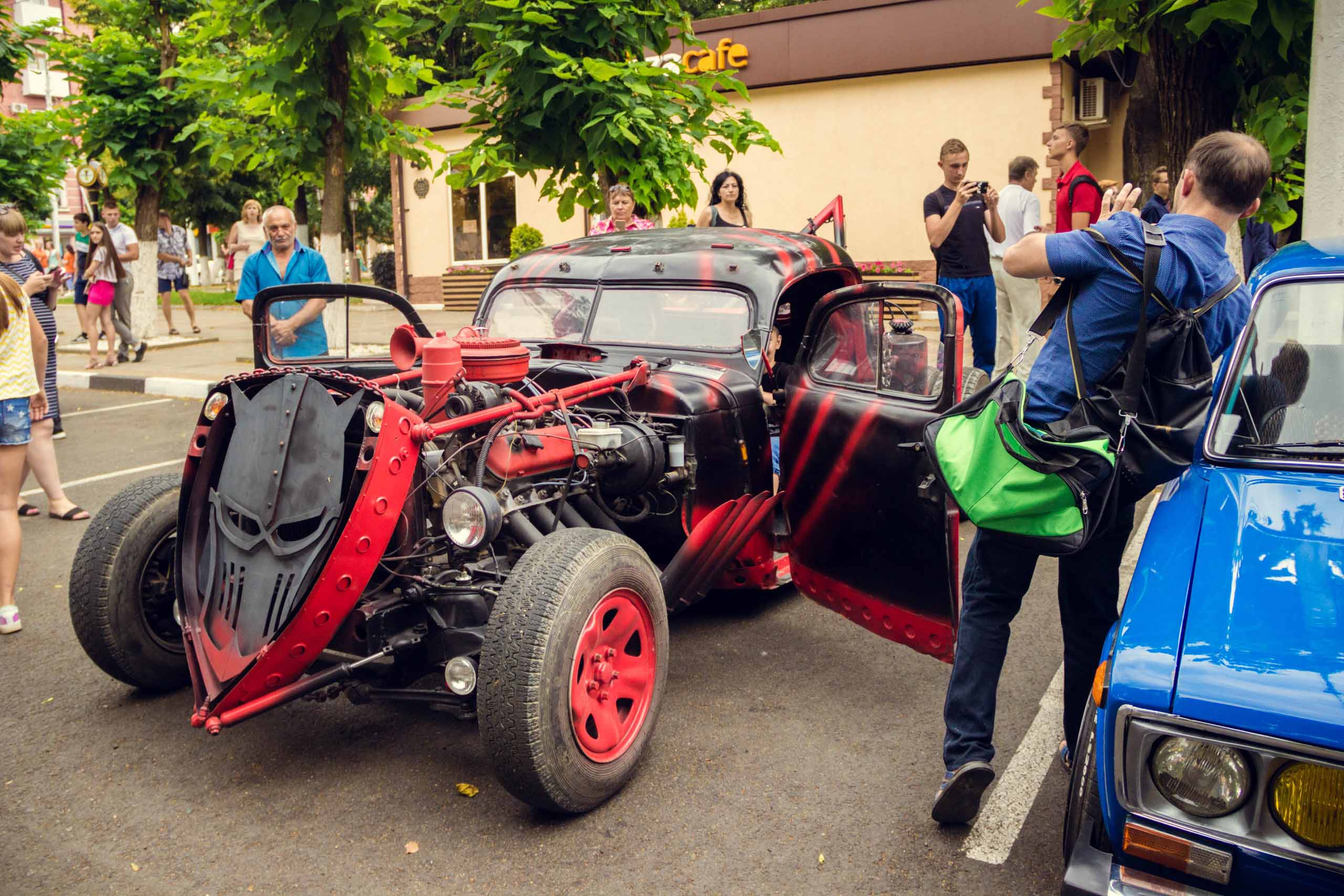 Выставка ретро автомобилей, концерт и фотосушка: в Армавире прошёл «МОЛОДFEST»