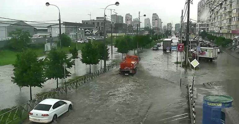 Во время дождя в Краснодаре затопило несколько улиц