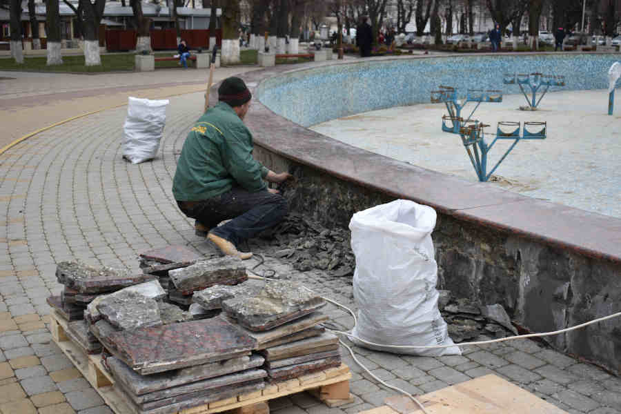 В Армавире реконструируют главный городской фонтан