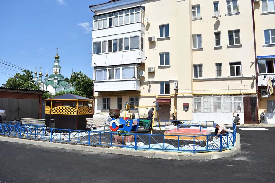 В Армавире на Комсомольской благоустраивают двор многоэтажки