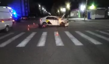 В Армавире по улице Луначарского водитель «Яндекс.Такси» сбил байкера
