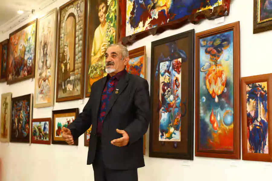 В Армавире открылась выставка художника и скульптора Оганеса Хитаряна