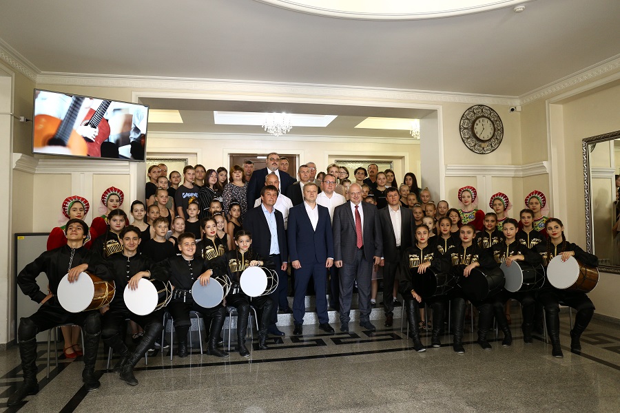 Вице-губернатор Кубани Игорь Чагаев посетил армавирскую детскую школу искусств