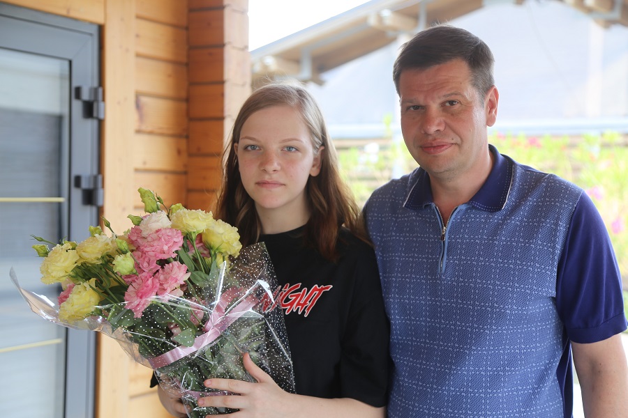 Депутат Государственной Думы Андрей Дорошенко сделал подарок Алине Годуновой из поселка Комсомольского Гулькевичского района