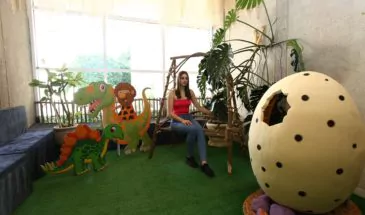 В фойе детской библиотеки им. Зои Космодемьянской появилась фотозона «Dinopark» с фигурками динозавров