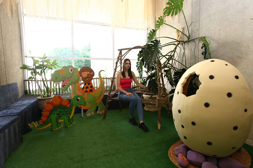 В фойе детской библиотеки им. Зои Космодемьянской появилась фотозона «Dinopark» с фигурками динозавров