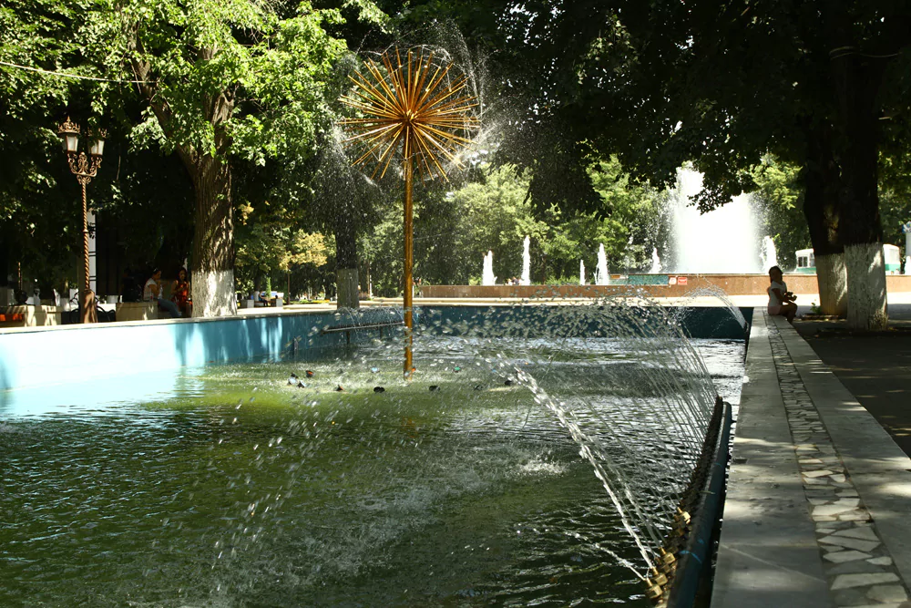 В Армавире демонтируют фонтан перед зданием городской администрации