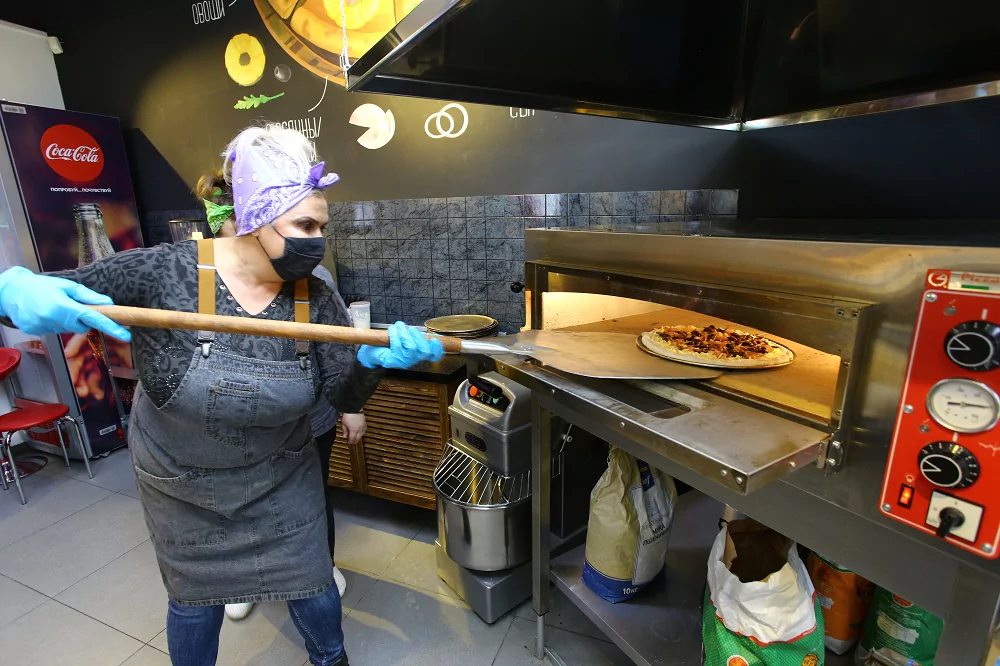 Корреспондент «АС» научилась формировать пиццу так, как это в старину делали итальянки