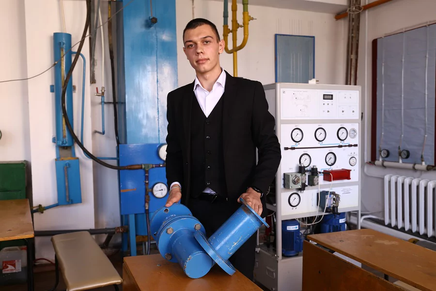Третьекурсник АМТИ Нугзар Курдагия работает над восстановлением нефтяных скважин