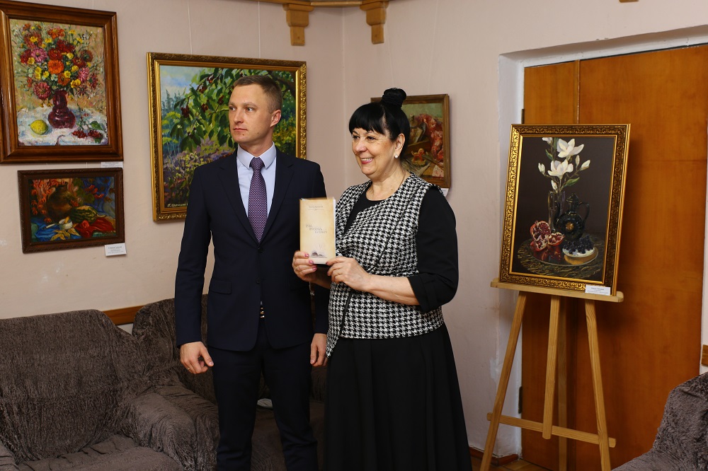 Депутат Алексей Штаничев помог поэтессе из Армавира выпустить книгу