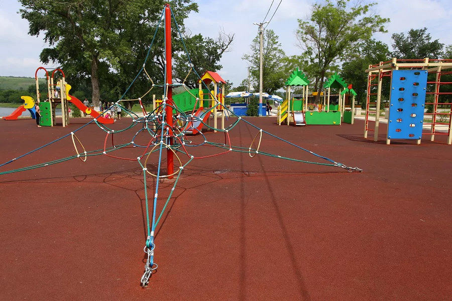 В сентябре в Армавире благоустроят шесть детских площадок и зону отдыха