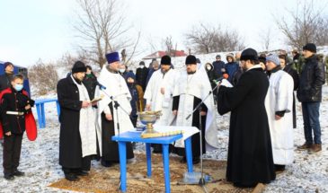 Сегодня в Старой Станице на правом берегу Кубани около 300 армавирцев приняли участие в крещенских купаниях