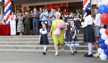 Сегодня учеников школы №20 в Заветном поздравил мэр Армавира Андрей Харченко