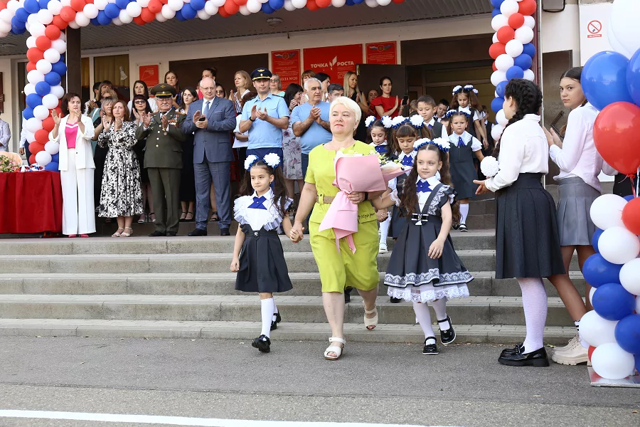 Сегодня учеников школы №20 в Заветном поздравил мэр Армавира Андрей Харченко