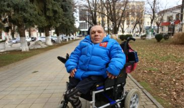 Как инвалид-колясочник встречает новых друзей и помогает окружающим его людям