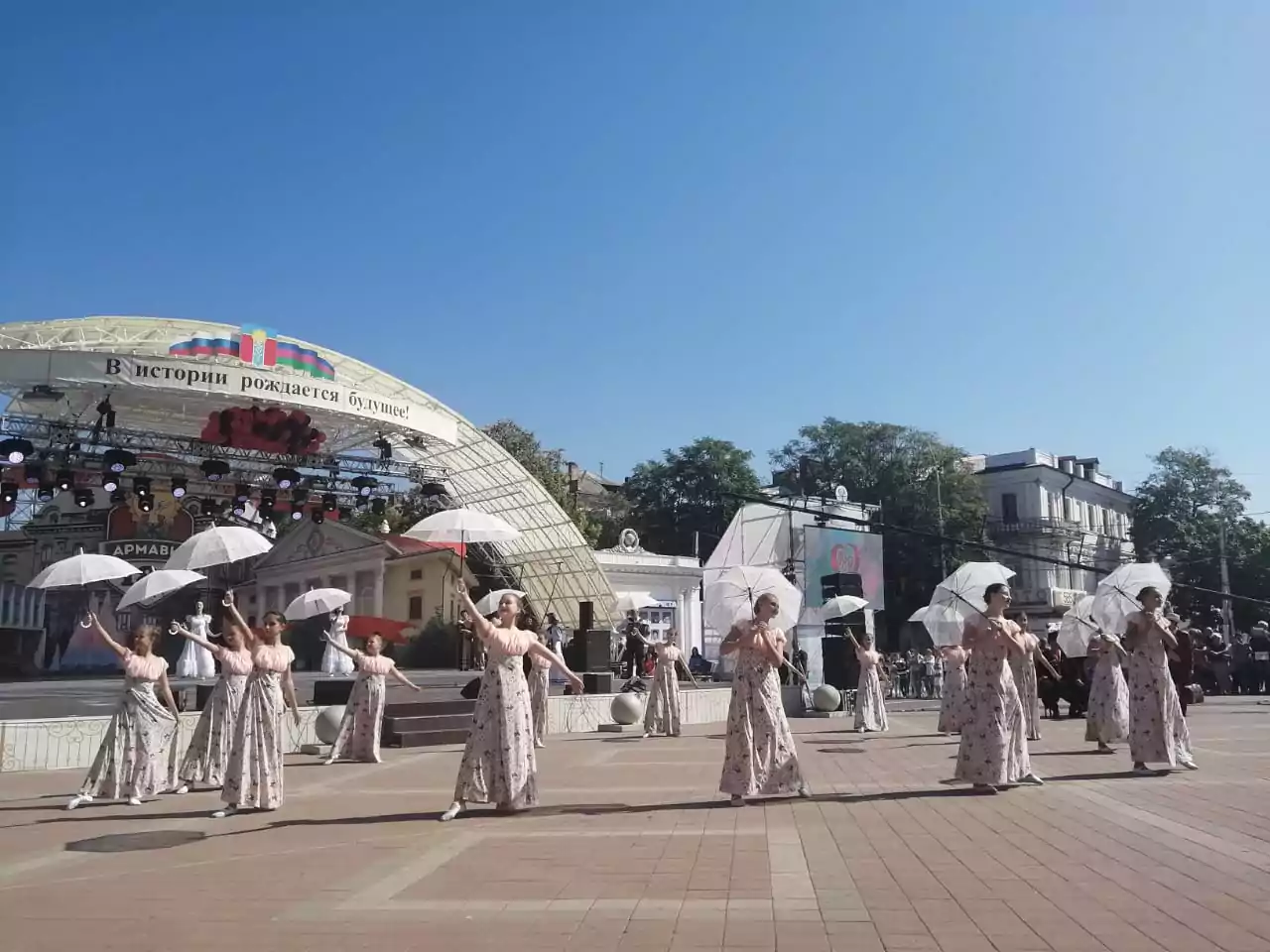 Торжественное открытие Дня города прошло на площади Армавира. Видео