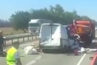 Водитель микроавтобуса врезался в автоцистерну и погиб на трассе под Армавиром
