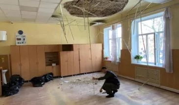 В армавирской школе в одном из классов обрушился потолок