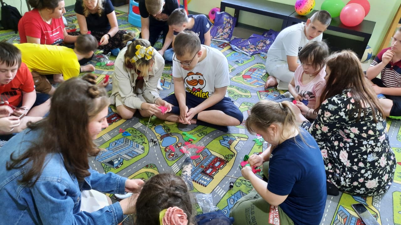 Ученики школы «Новый путь» организовали мероприятие для детей с синдромом Дауна