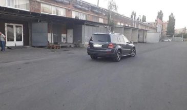 В Армавире родная тётя на Mercedes переехала двухлетней племяннице голову