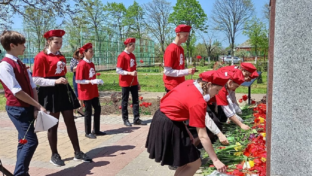 Ученики школы №16 из хутора Красная Поляна провели митинг памяти