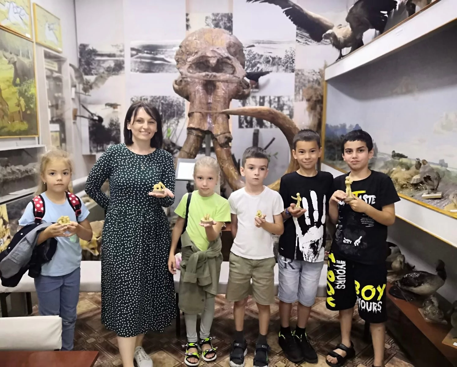Дети создают фигурку мамонта на экскурсии в Армавирском краеведческом музее 