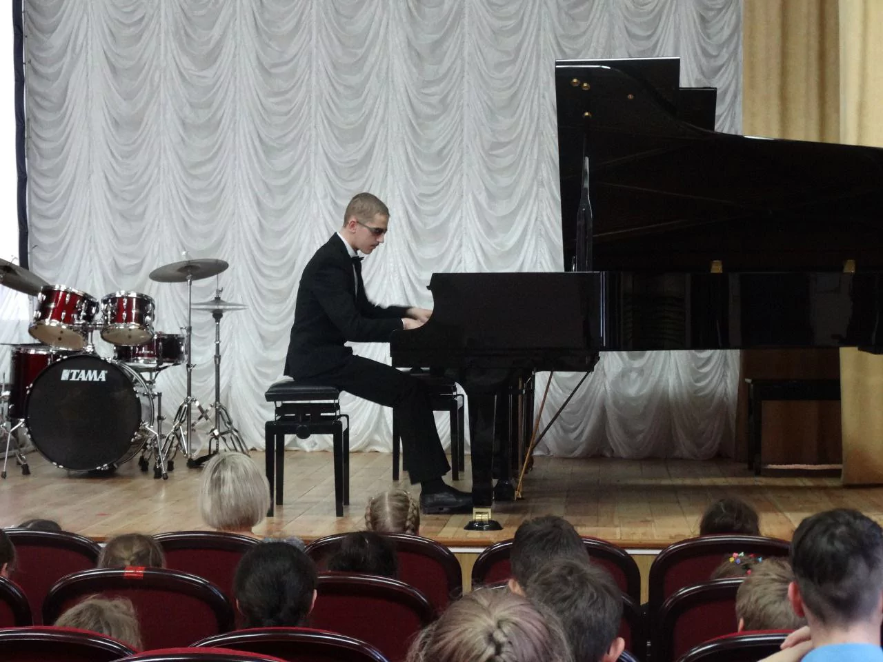 Концерт «Играем на новых музыкальных инструментах!» состоялся в специализированной музыкальной школе слепых и слабовидящих детей