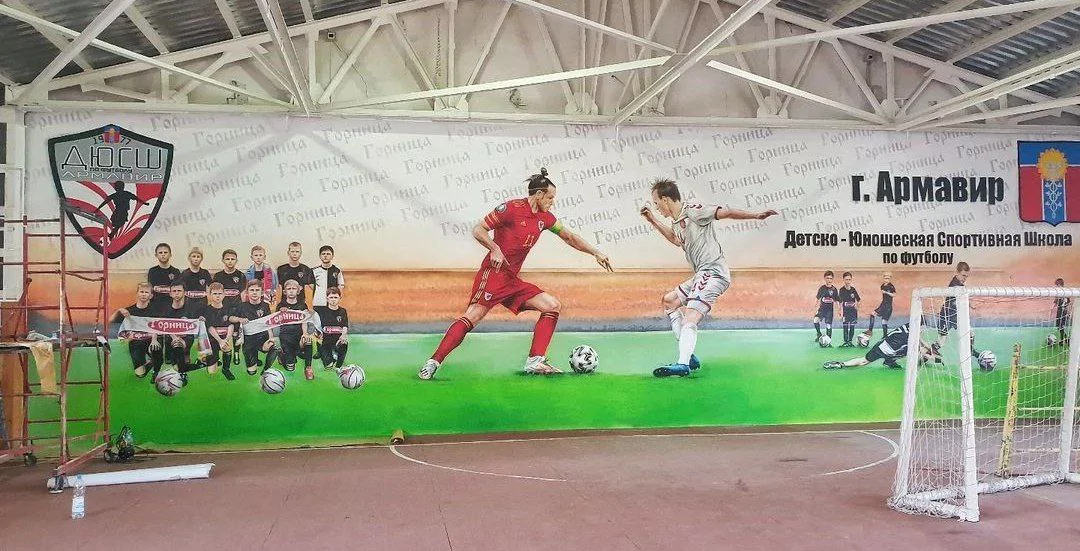 На стене спортивного зала детско-юношеской спортивной школы по футболу появились портреты юных футболистов