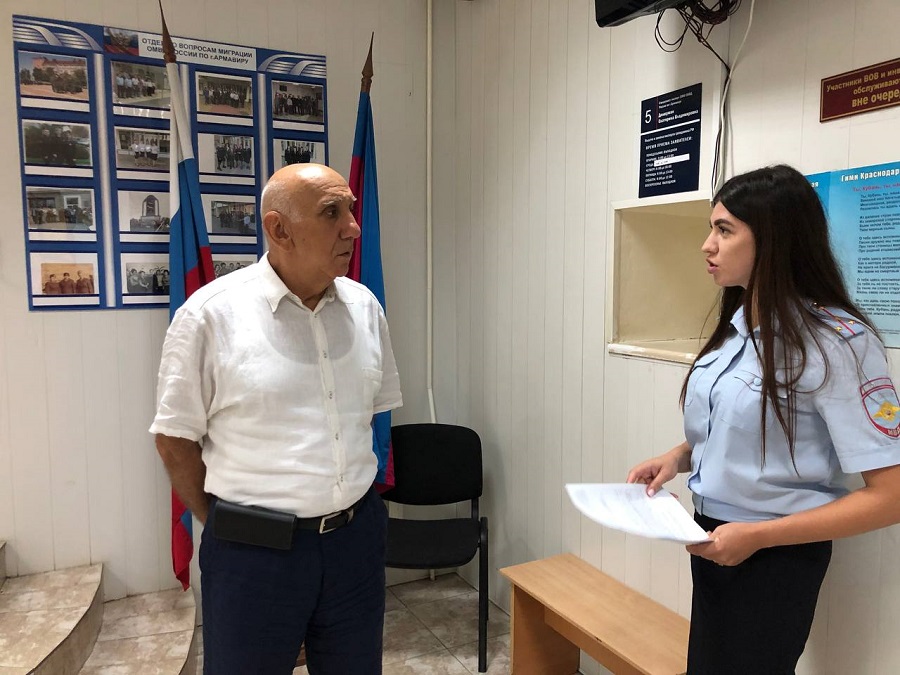 В Армавире председатель Общественного совета Александр Абелян посетил отдел по вопросам миграции