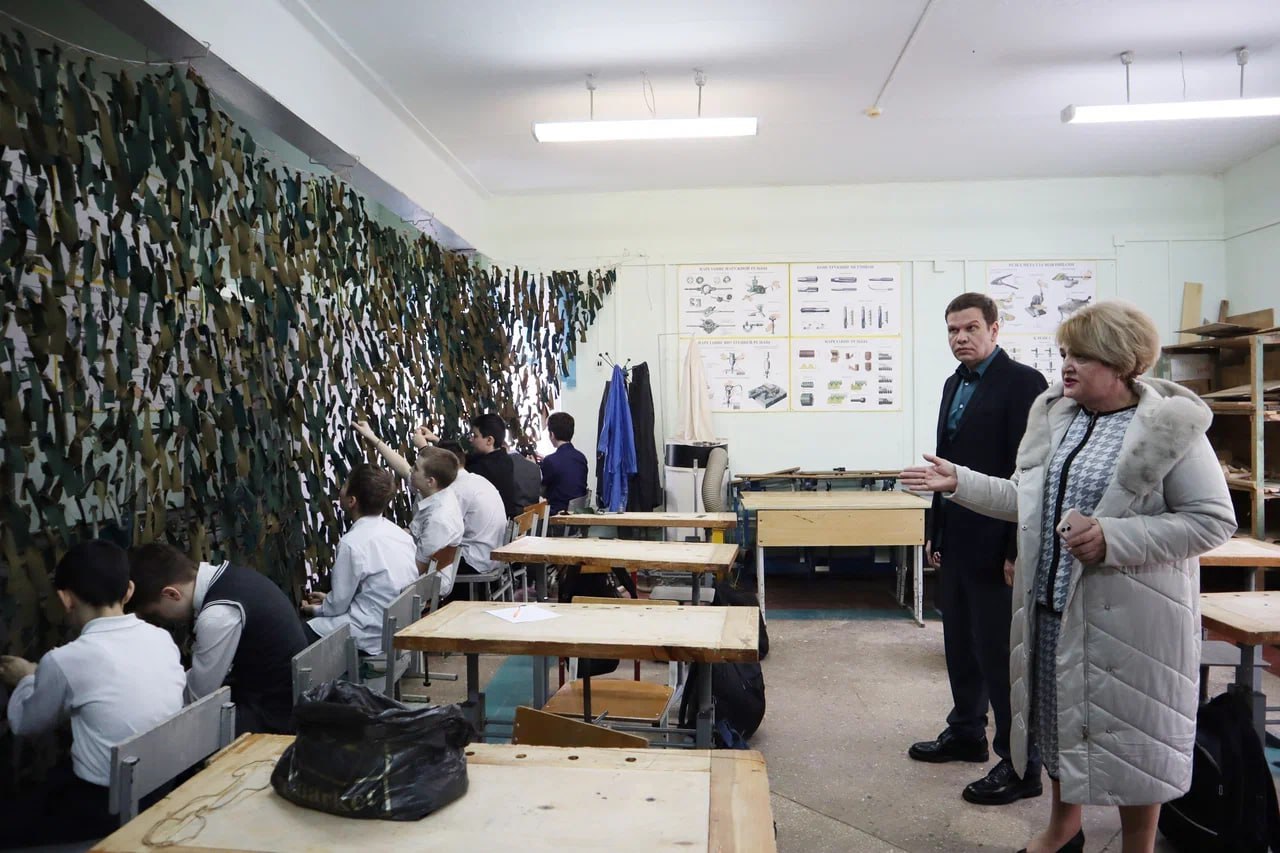 Ученики армавирских школ и индустриально-строительного техникума плетут сетки для танков и окопов