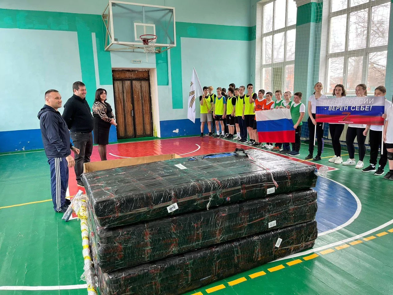 Депутат городской Думы подарил школе спортинвентарь