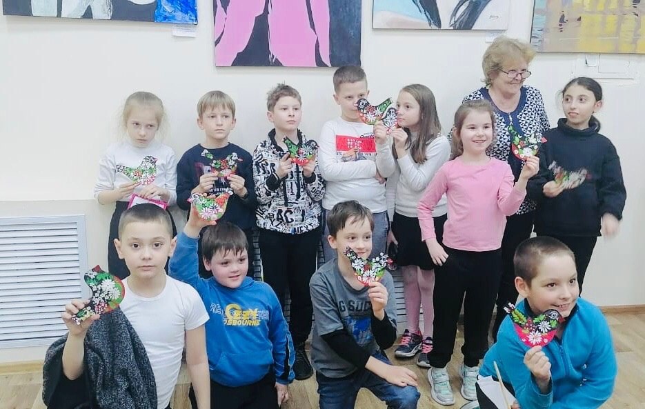 Младшеклассники вместе с художницей Ольгой Марахиной сделали открытки для мам и бабушек