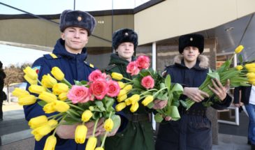 Юнармейцы прошли с цветами по Армавиру и поздравили женщин с 8 Марта