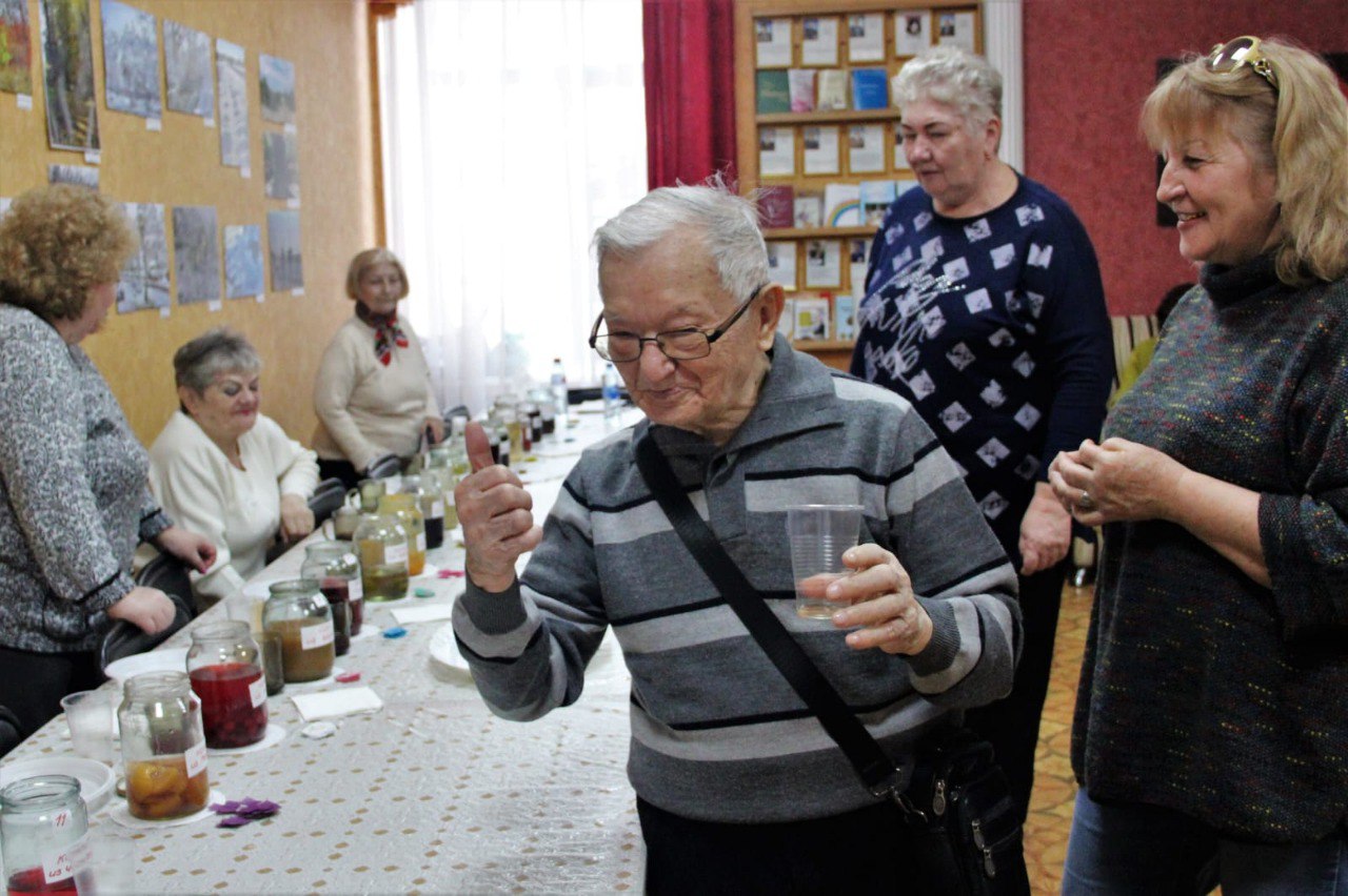 В городском Совете ветеранов провели дегустацию соков и компотов 