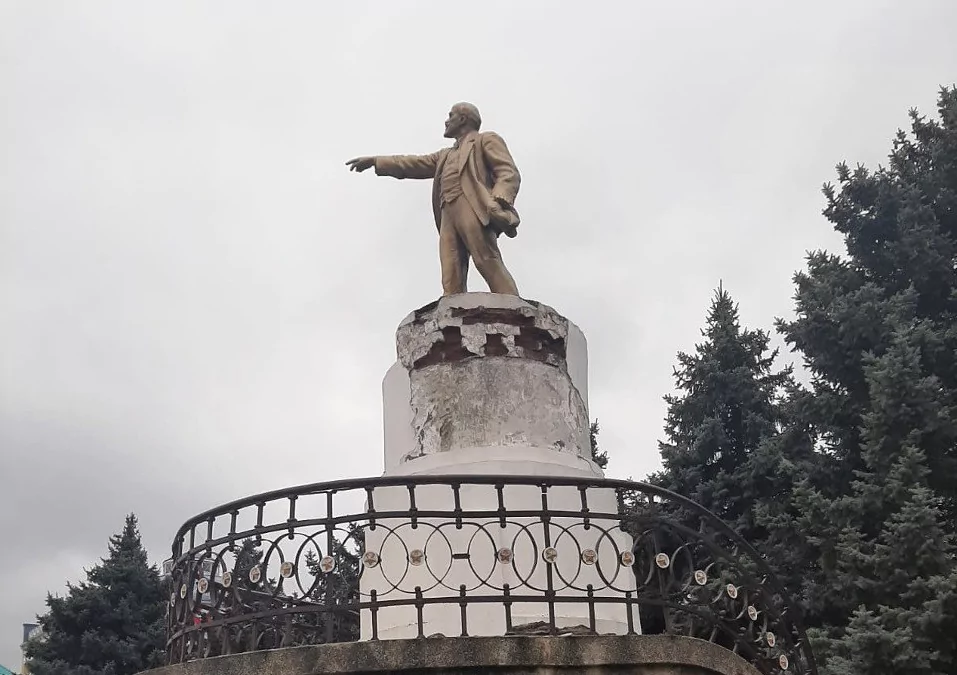 В Армавире начали ремонтировать памятник Ленину на Центральной площади